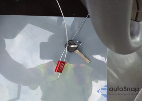 2005 Toyota Camry Xle z USA, uszkodzony, nr VIN 4T1BE32K85U581222